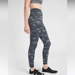 Athleta ultimate camo 7/8 tights leggings size S